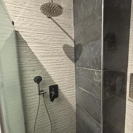 Cristina House 5 Min From Old Town & Train Station Wifi 5 Star Дом отдыха *