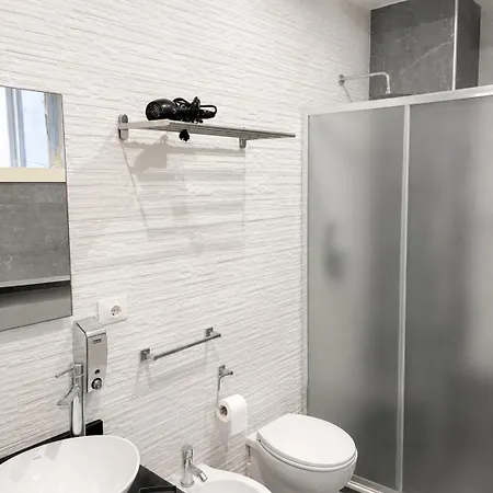 Cristina House 5 Min From Old Town & Train Station Wifi 5 Star נאפולי
