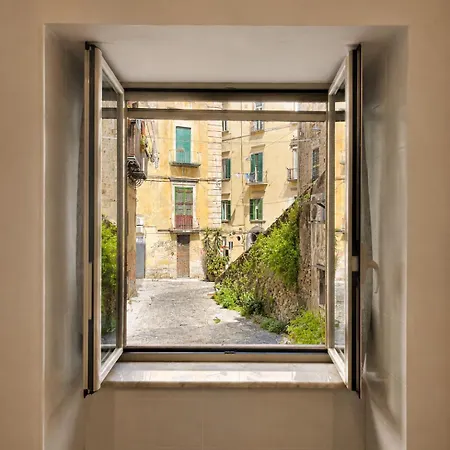 Cristina House 5 Min From Old Town & Train Station Wifi 5 Star בית נופש נאפולי